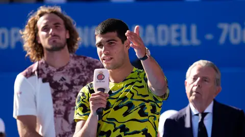 Carlos Acaraz pronuncia unas palabras tras ganar el Trofeo Conde Godó Carlos Acaraz pronuncia unas palabras tras ganar el Trofeo Conde Godó