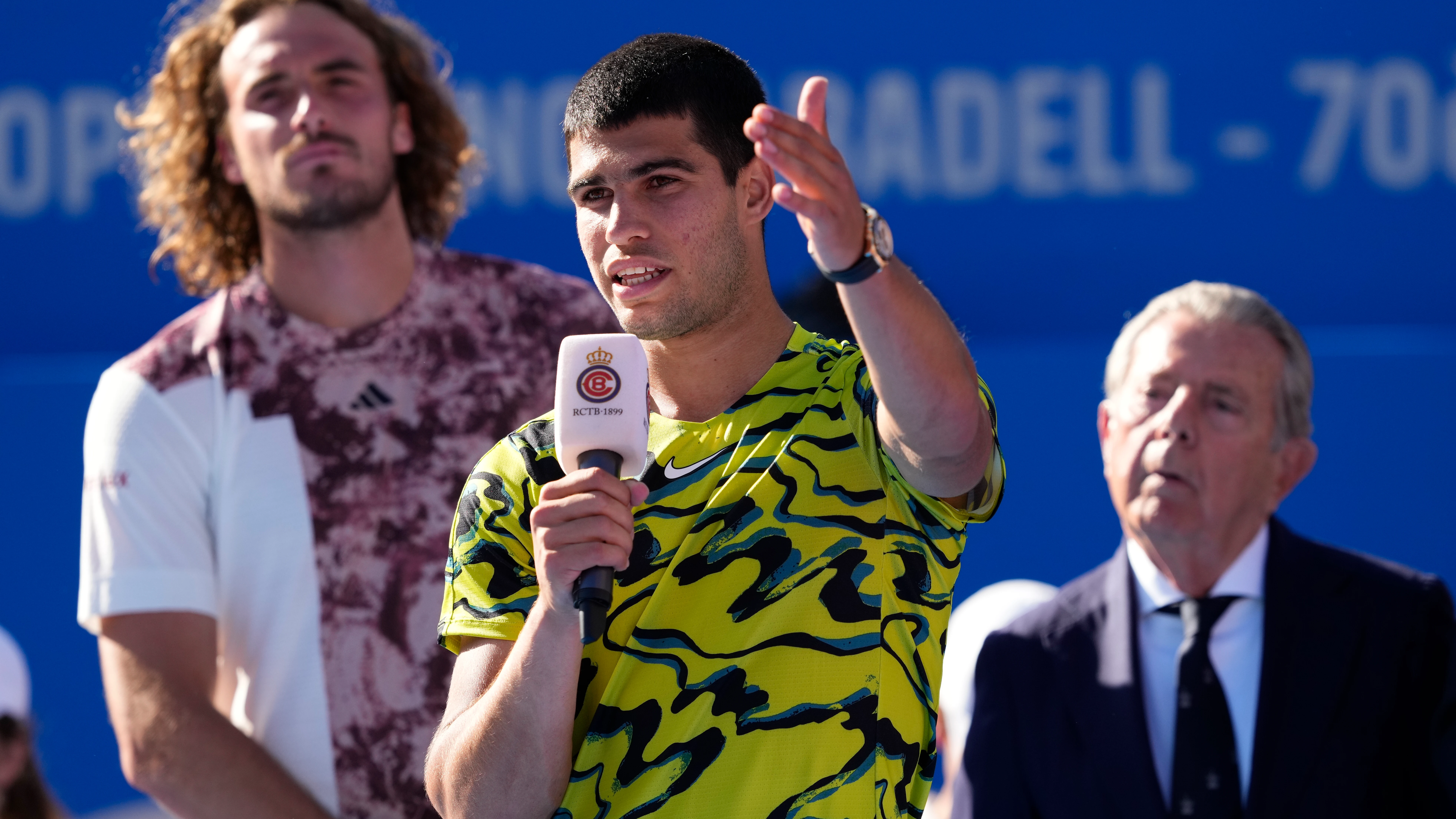 Carlos Acaraz pronuncia unas palabras tras ganar el Trofeo Conde Godó Carlos Acaraz pronuncia unas palabras tras ganar el Trofeo Conde Godó