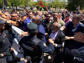 Simpatizantes de Falange se enfrentan a la policía en las inmediaciones del cementerio de San Isidro Simpatizantes de Falange se enfrentan a la policía en las inmediaciones del cementerio de San Isidro