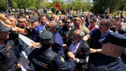 Simpatizantes de Falange se enfrentan a la policía en las inmediaciones del cementerio de San Isidro Simpatizantes de Falange se enfrentan a la policía en las inmediaciones del cementerio de San Isidro