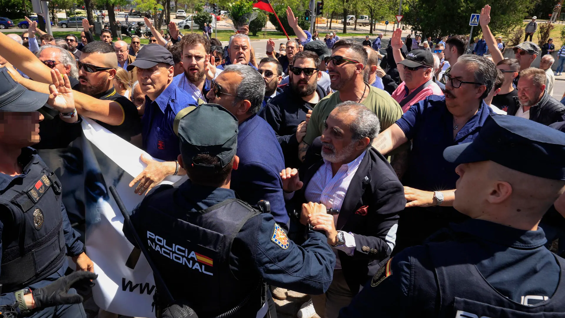 Simpatizantes de Falange se enfrentan a la policía en las inmediaciones del cementerio de San Isidro Simpatizantes de Falange se enfrentan a la policía en las inmediaciones del cementerio de San Isidro