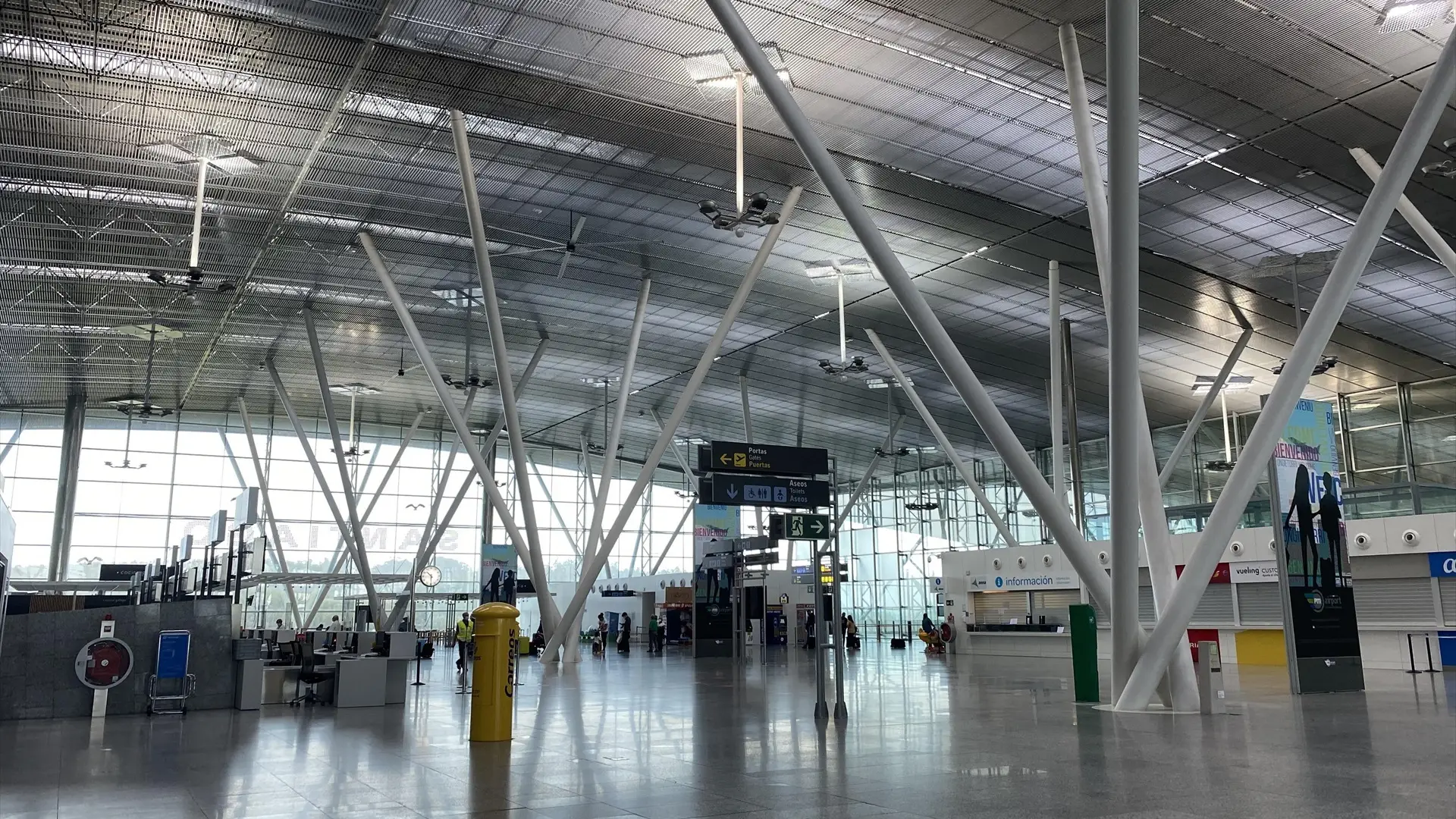 Aeropuerto Rosal&iacute;a de Castro de Santiago
