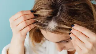 Mujer con canas mirándose al espejo Mujer con canas mirándose al espejo