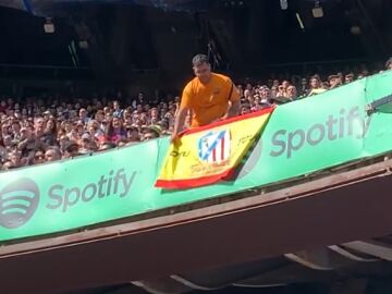 Retiran la bandera de España con el escudo del Atlético del Camp Nou