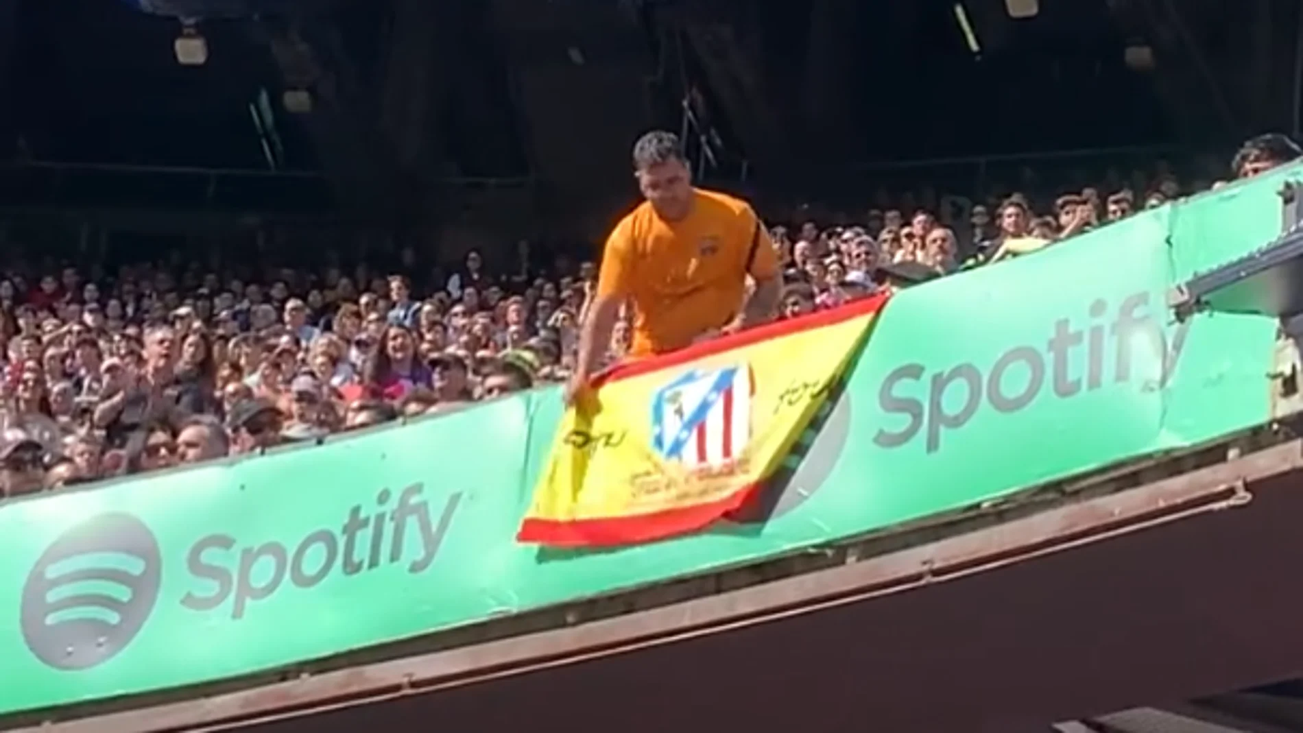 Retiran la bandera de España con el escudo del Atlético del Camp Nou
