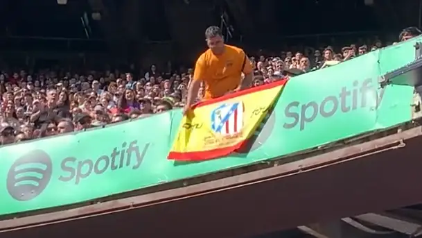 Retiran la bandera de España con el escudo del Atlético del Camp Nou Retiran la bandera de España con el escudo del Atlético del Camp Nou