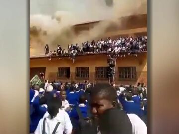Alumnas saltan desde las ventanas para evitar las llamas