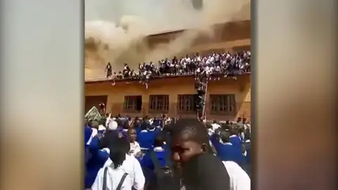 Alumnas saltan desde las ventanas para evitar las llamas