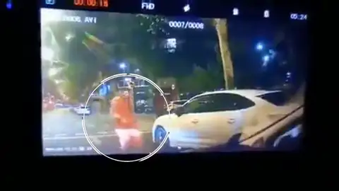 Un grupo de jóvenes finge el corte de una calle para robar a un taxista en Barcelona Un grupo de jóvenes finge el corte de una calle para robar a un taxista en Barcelona