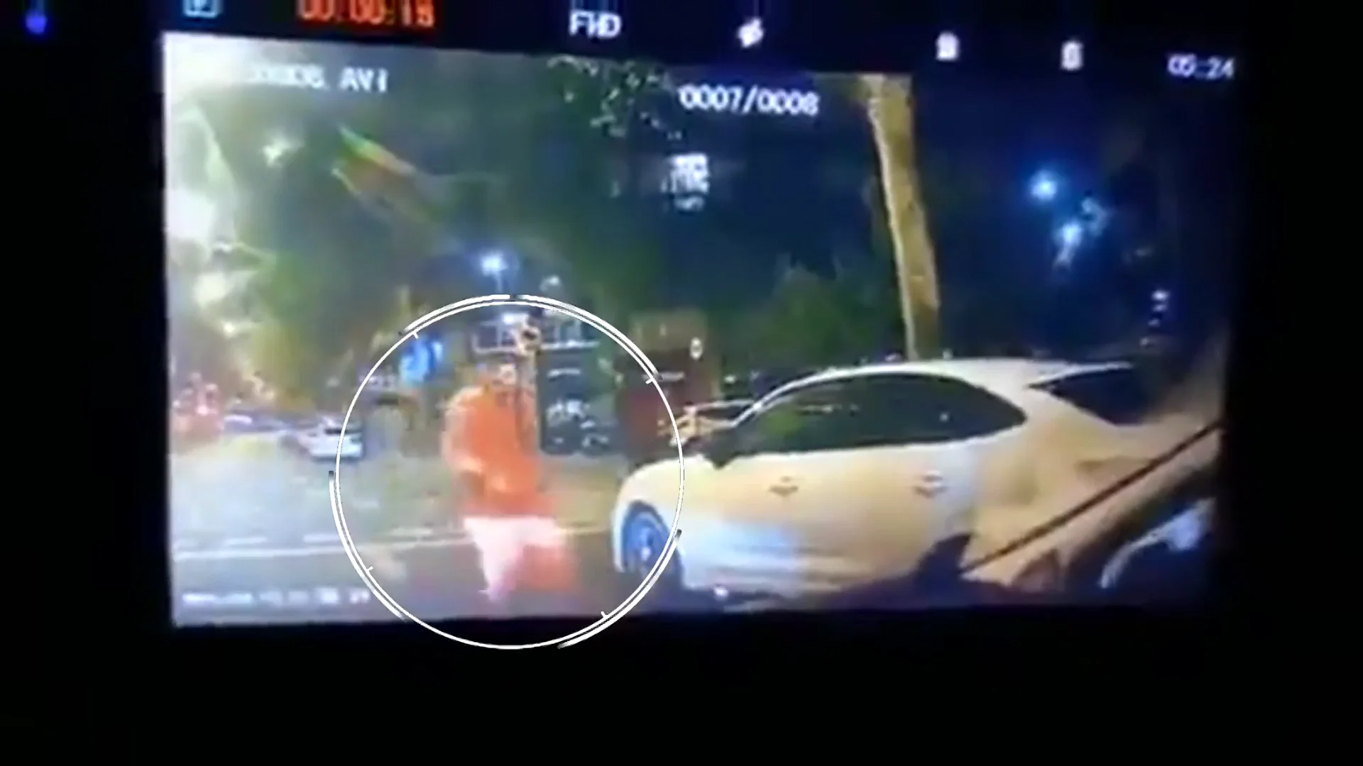 Un grupo de jóvenes finge el corte de una calle para robar a un taxista en Barcelona Un grupo de jóvenes finge el corte de una calle para robar a un taxista en Barcelona