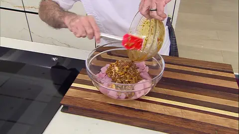 Añádeles el adobo y mezcla bien Añádeles el adobo y mezcla bien