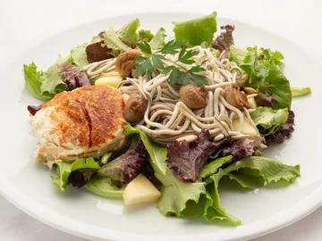 Arguiñano: ensalada templada de gulas, champiñones y queso de cabra Arguiñano: ensalada templada de gulas, champiñones y queso de cabra