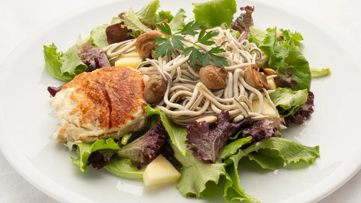 Arguiñano: ensalada templada de gulas, champiñones y queso de cabra Arguiñano: ensalada templada de gulas, champiñones y queso de cabra