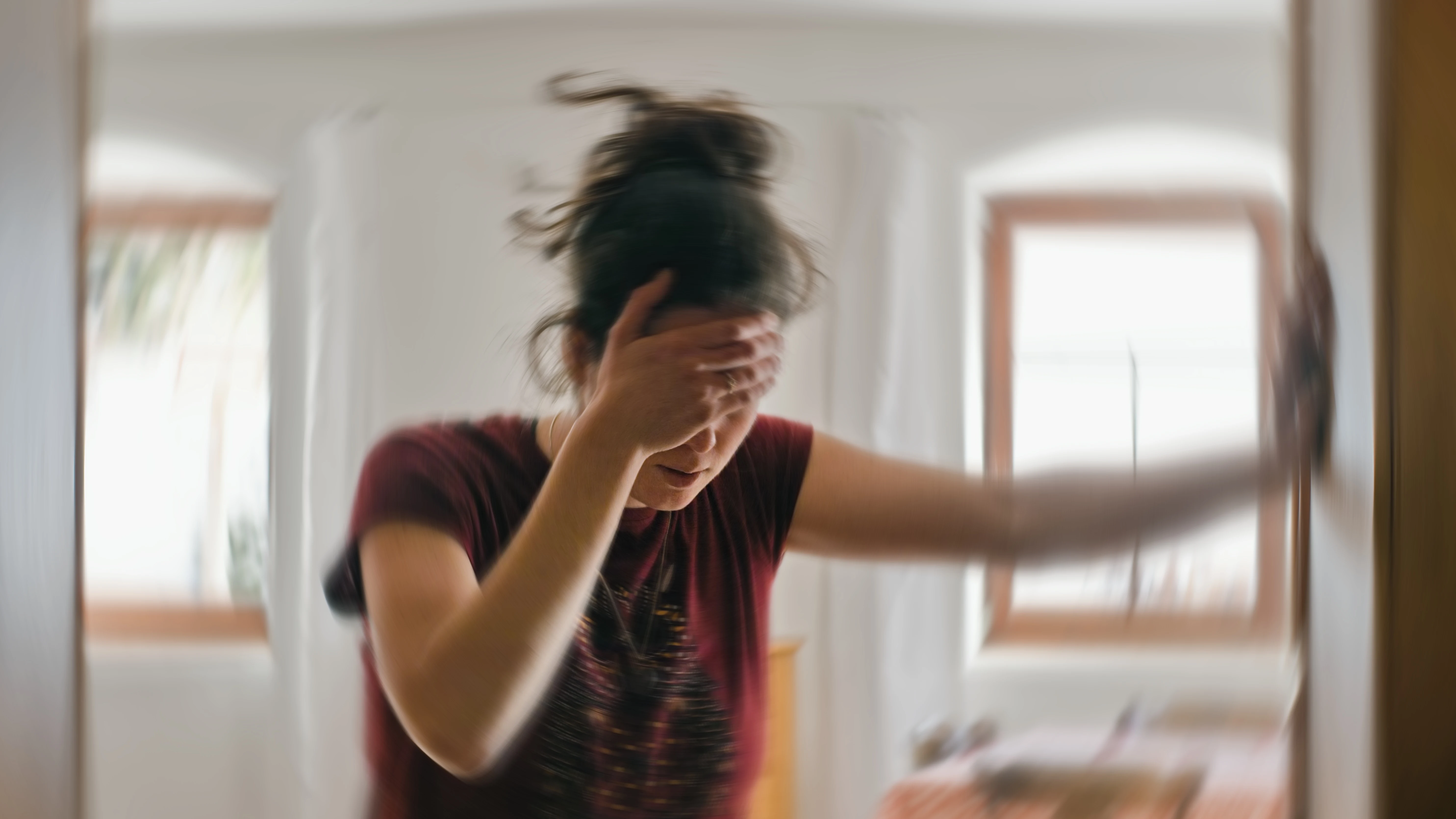 Mujer con sensaci&oacute;n de que todo su alrededor da vueltas