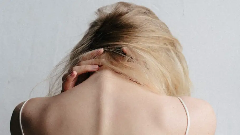 Una mujer sufre dolor Una mujer sufre dolor