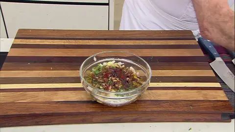 Agrega el pimentón dulce, el picante, el comino, la cúrcuma Agrega el pimentón dulce, el picante, el comino, la cúrcuma