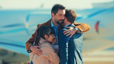 ¡Fin de la tortura!: ¡Alihan se reúne con Zeynep y la policía detiene a Hira!