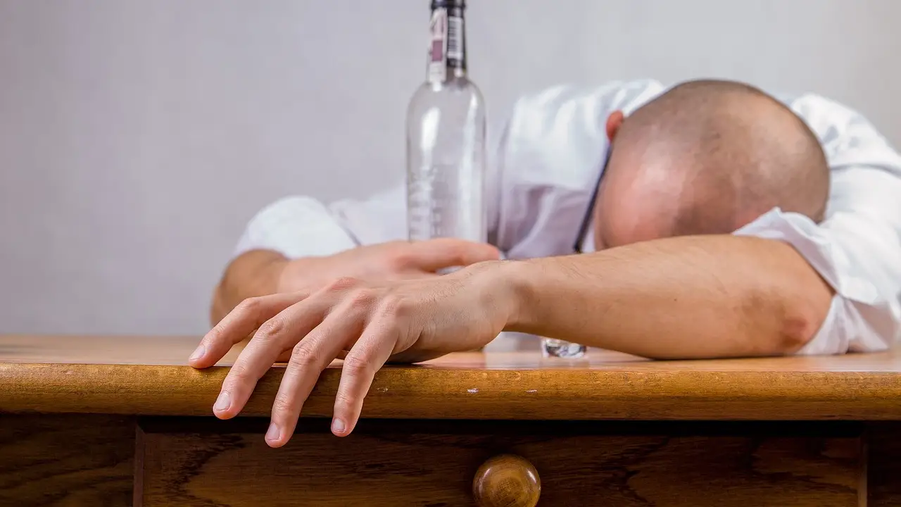 Implantan un chip que inhibe el impulso de beber a un paciente alcoh&oacute;lico 