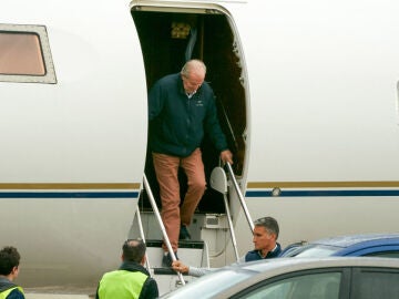 El Rey emérito bajando del avión en Vitoria