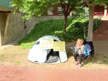 Paqui acampa fuera de su piso inquiokupado a modo de protesta