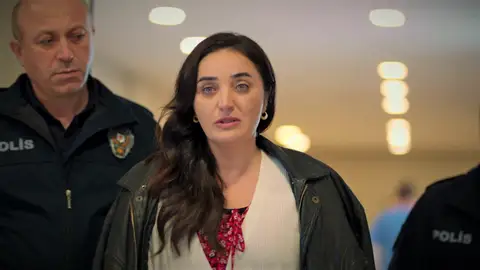 Los Eren están fuera de peligro, aunque... ¡Sengül irá a la cárcel por haberles intoxicado! Los Eren están fuera de peligro, aunque... ¡Sengül irá a la cárcel por haberles intoxicado!