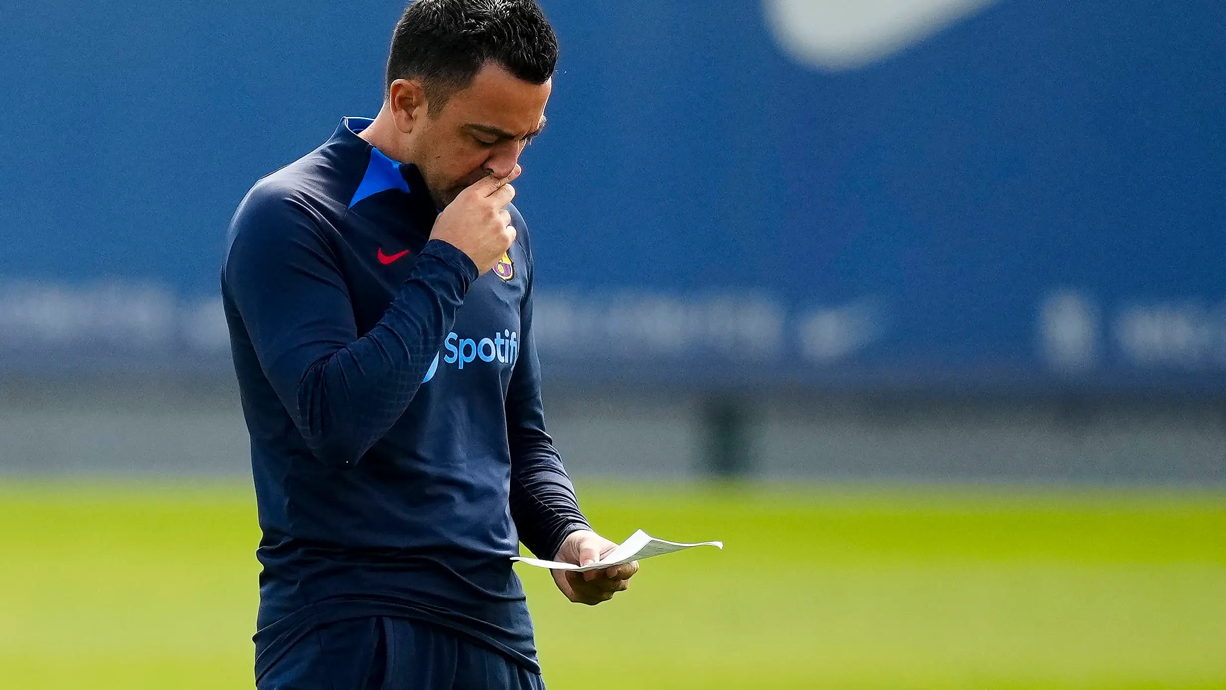 Xavi consulta unas notas en la ciudad deportiva Joan Gamper Xavi consulta unas notas en la ciudad deportiva Joan Gamper