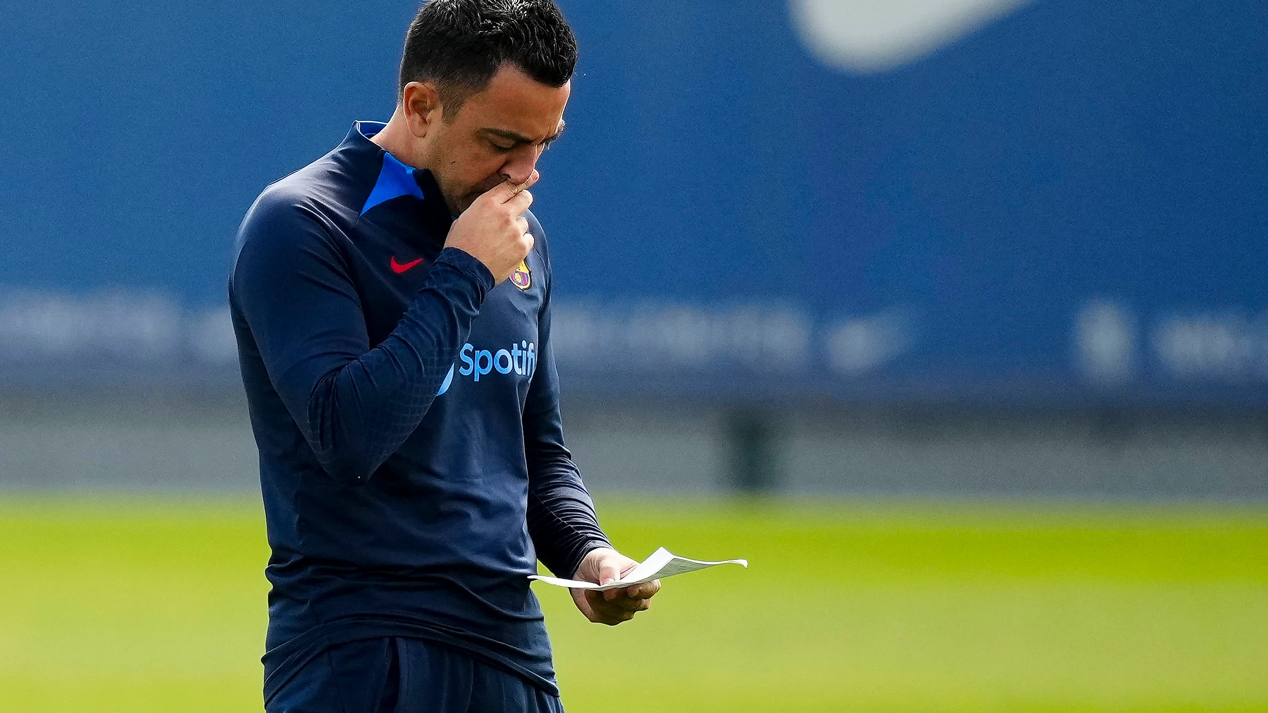 Xavi consulta unas notas en la ciudad deportiva Joan Gamper Xavi consulta unas notas en la ciudad deportiva Joan Gamper