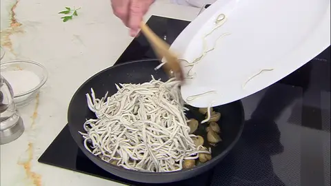 Incorpora las gulas y saltéalas durante un par de minutos Incorpora las gulas y saltéalas durante un par de minutos