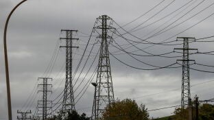 Imagen de varias torres de alta tensi&oacute;n pr&oacute;ximas a la subestaci&oacute;n el&eacute;ctrica de Ortuella (Vizcaya)
