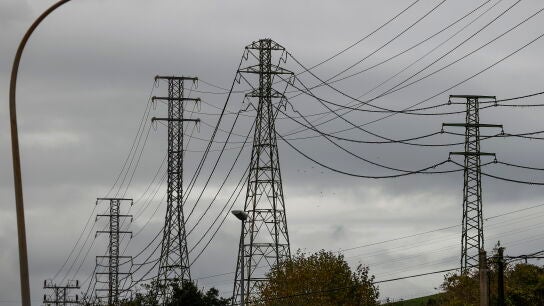 Imagen de varias torres de alta tensi&oacute;n pr&oacute;ximas a la subestaci&oacute;n el&eacute;ctrica de Ortuella (Vizcaya)