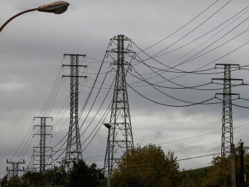 Imagen de varias torres de alta tensión próximas a la subestación eléctrica de Ortuella (Vizcaya)