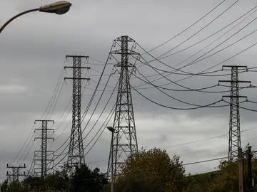 Imagen de varias torres de alta tensión próximas a la subestación eléctrica de Ortuella (Vizcaya) Imagen de varias torres de alta tensión próximas a la subestación eléctrica de Ortuella (Vizcaya)