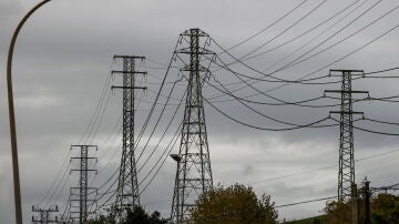 Imagen de varias torres de alta tensión próximas a la subestación eléctrica de Ortuella (Vizcaya)