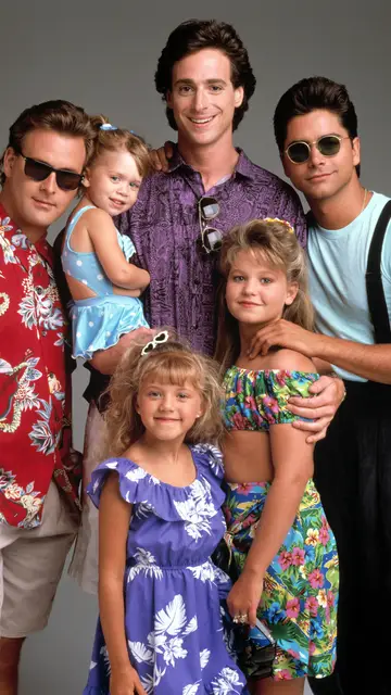 Dave Coulier, Mary Kate/Ashley Olsen, Bob Saget, Jodie Sweetin, Candace Cameron, John Stamos en 'Full House' ('Padres Forzosos') Dave Coulier, Mary Kate/Ashley Olsen, Bob Saget, Jodie Sweetin, Candace Cameron, John Stamos en 'Full House' ('Padres Forzosos')