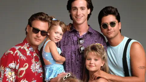 Dave Coulier, Mary Kate/Ashley Olsen, Bob Saget, Jodie Sweetin, Candace Cameron, John Stamos en 'Full House' ('Padres Forzosos') Dave Coulier, Mary Kate/Ashley Olsen, Bob Saget, Jodie Sweetin, Candace Cameron, John Stamos en 'Full House' ('Padres Forzosos')