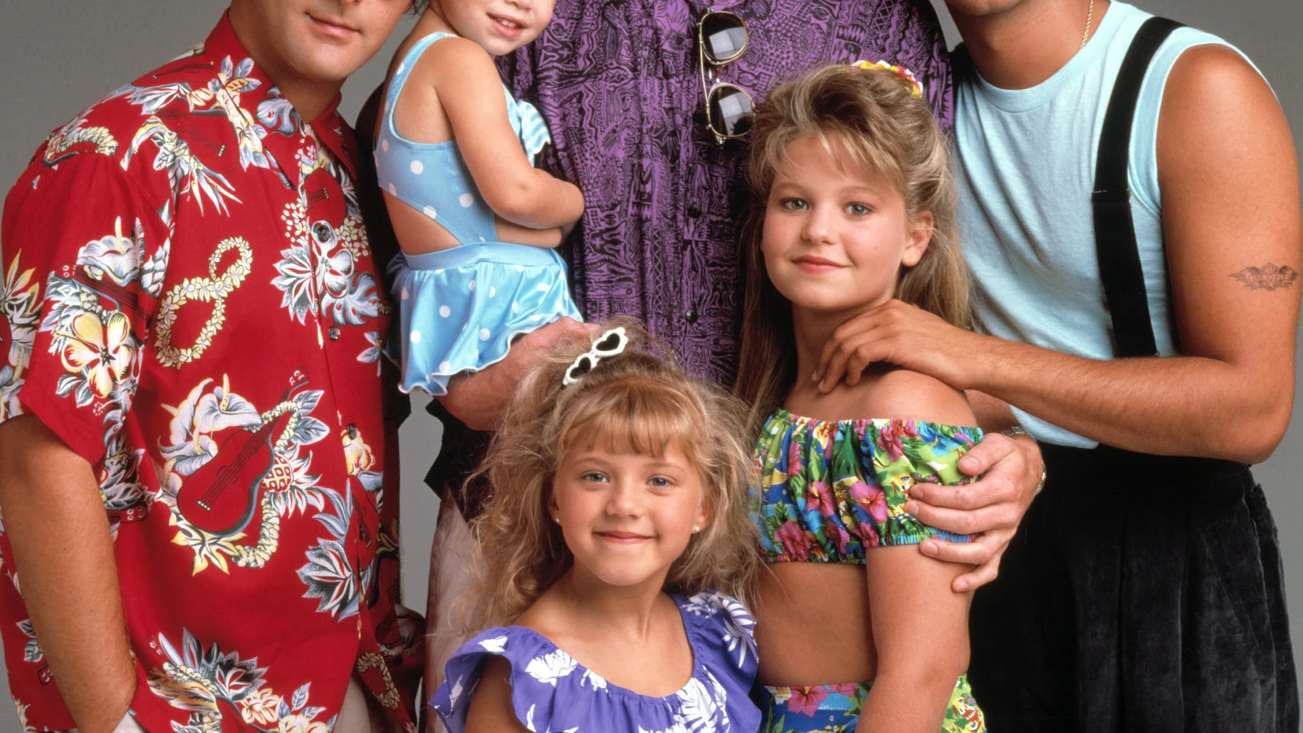 Dave Coulier, Mary Kate/Ashley Olsen, Bob Saget, Jodie Sweetin, Candace Cameron, John Stamos en 'Full House' ('Padres Forzosos')