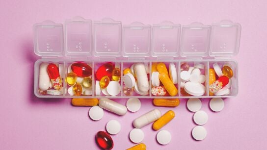 Un pastillero con medicinas de colores