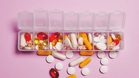 Un pastillero con medicinas de colores Un pastillero con medicinas de colores