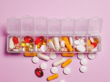 Un pastillero con medicinas de colores