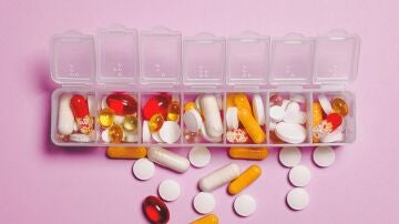Un pastillero con medicinas de colores