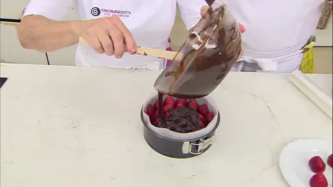 Vierte la mezcla al molde cubriendo las fresas Vierte la mezcla al molde cubriendo las fresas