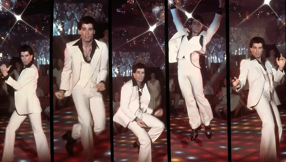  John Travolta en la mítica escena de baile de 'Saturday night fever' ('Fiebre del sábado noche') con su traje blanco
