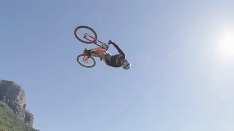 Tom Isted realiza el mayor backflip de la historia del MTB: ¡37 metros! Tom Isted realiza el mayor backflip de la historia del MTB: ¡37 metros!