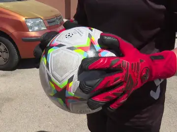 Carla sostiene un balón con los guantes Carla sostiene un balón con los guantes