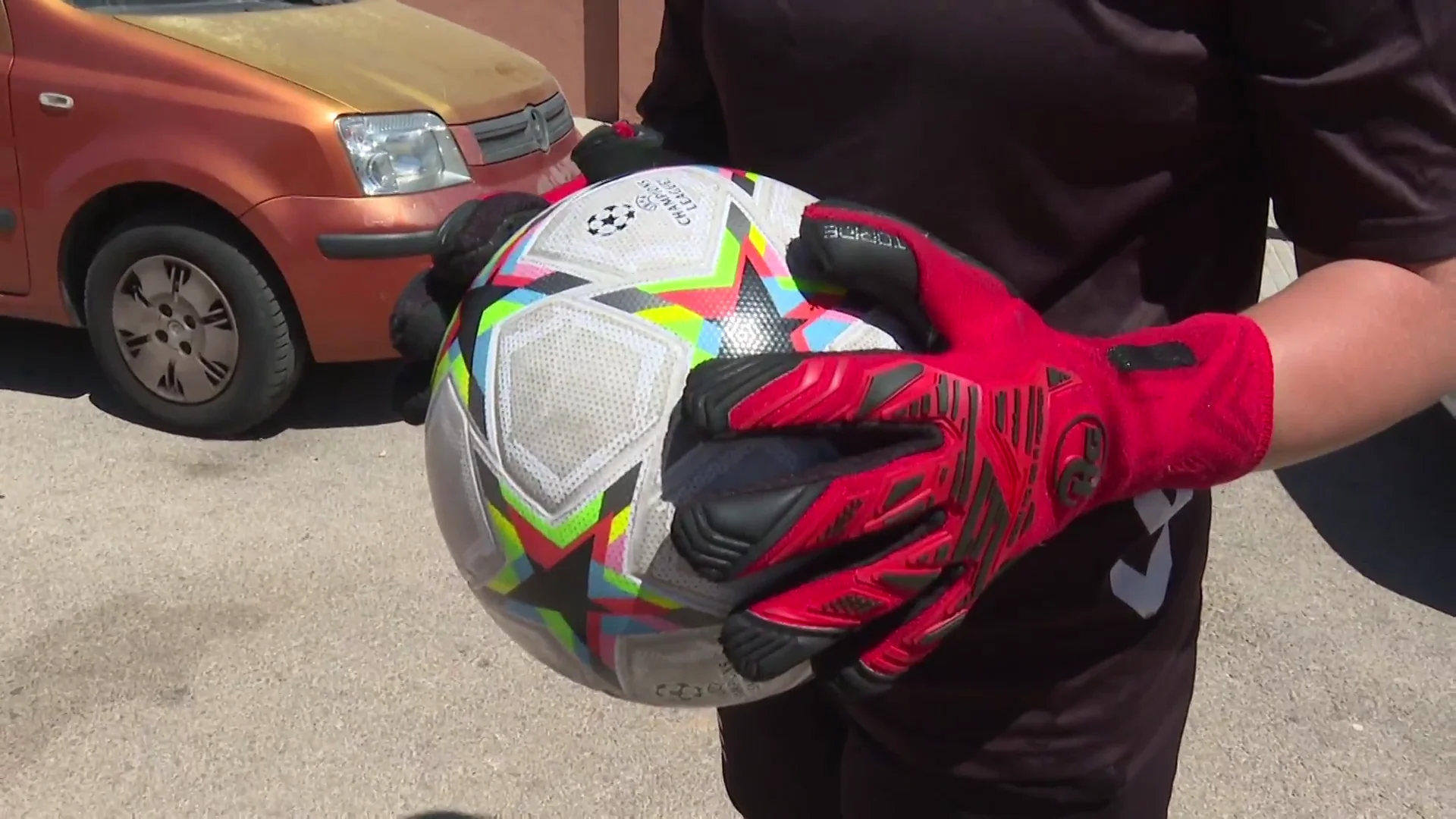 Carla sostiene un bal&oacute;n con los guantes