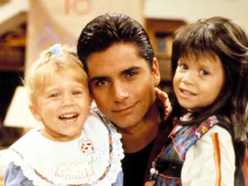 Mary Kate/Ashley Olsen y John Stamos en 'Full House' ('Padres Forzosos') Mary Kate/Ashley Olsen y John Stamos en 'Full House' ('Padres Forzosos')