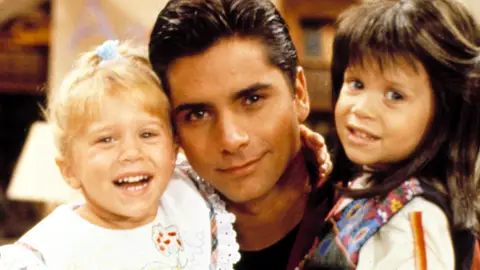 Mary Kate/Ashley Olsen y John Stamos en 'Full House' ('Padres Forzosos') Mary Kate/Ashley Olsen y John Stamos en 'Full House' ('Padres Forzosos')