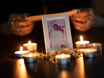Imagen enmarcada de Tangaraju Suppiah, rodeado de velas durante una vigilia en su honor este miércoles