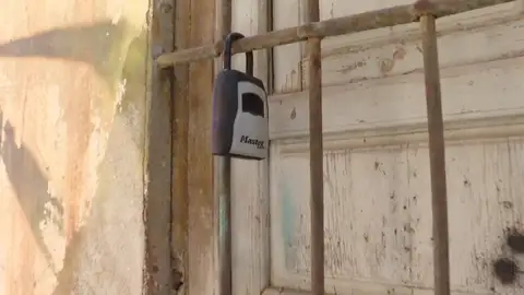 Candado inteligente enganchado en el barrote de una ventana Antena 3 Noticias