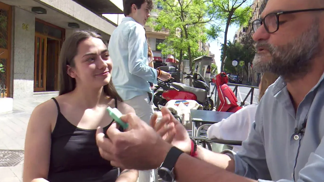 La moda de vapear entre los jóvenes. La moda de vapear entre los jóvenes.